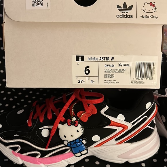 Women’s size 6 US Adidas x Hello Kitty sneakers - Picture 5 of 6